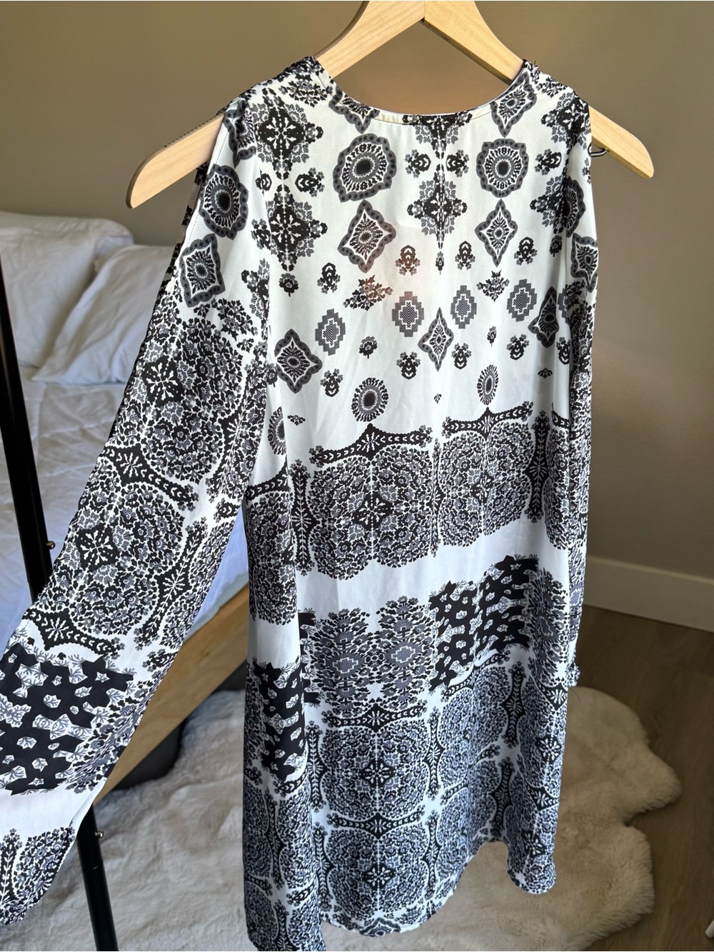 Rubber Ducky Productions, Inc. Black & White Sleeve cut out Blouse